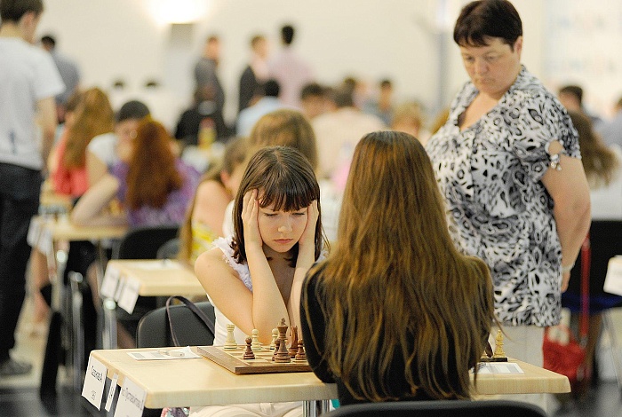 Шахматистки бьются за путевки в высшую лигу