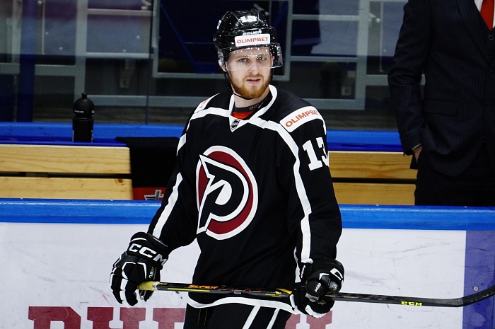 Нападающий хоккейного клуба «Рубин» Никита Попугаев: «На буллитах посматривал за тренером вратарей «Зауралья»: вдруг он знает, что я буду делать»