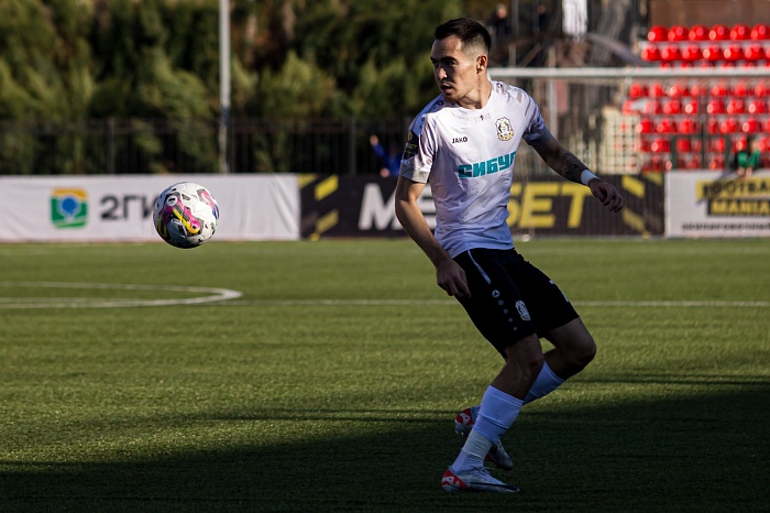 Защитник футбольного клуба «Тюмень» Исламжан Насыров: «Было обидно, когда я отобрал мяч на своей половине, пробежал метров 70, но не смог отдать передачу»