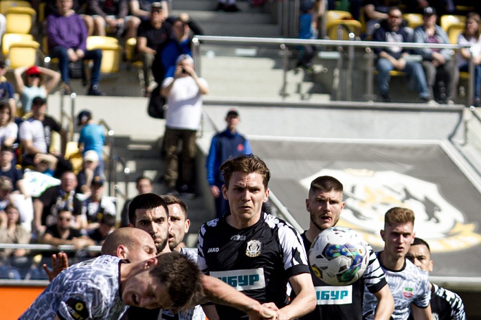 Биться головой о кирпичную стену: футбольный клуб «Тюмень» на своём поле без шансов уступил нижнекамскому «Нефтехимику»