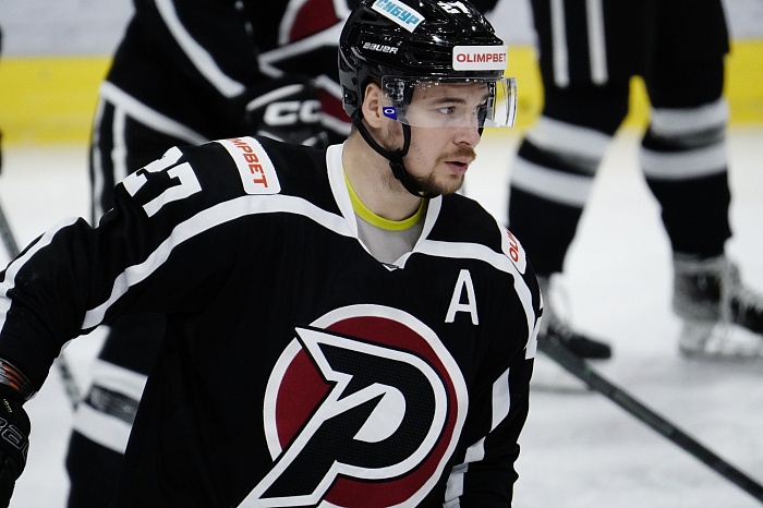 Хоккейный клуб «Рубин» в домашнем матче с двумя незасчитанными шайбами уступил «Соколу»