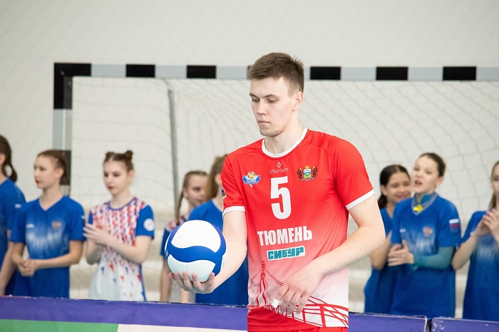 Доигровщик волейбольного клуба «Тюмень» Андрей Бобров: «Когда есть возможность, стараюсь навещать школьных учителей»