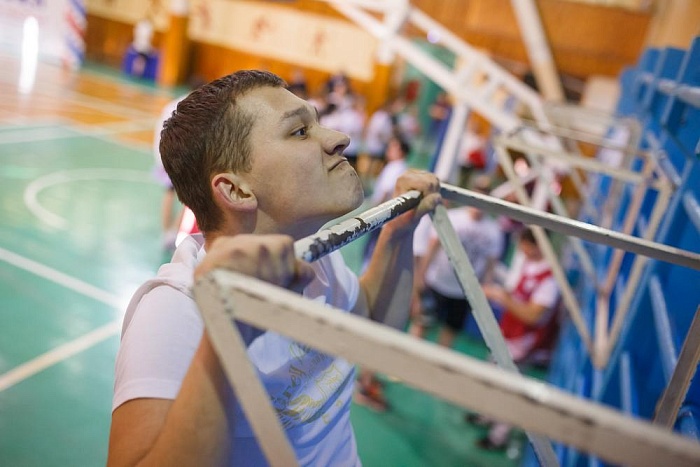 Вместо гантелей – бутылки с водой…