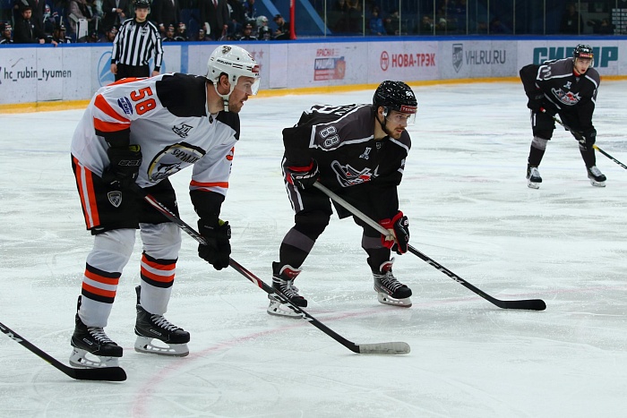 Антон Жихарев: «Каким-то чудом попал в коньки защитника» (ВИДЕО)