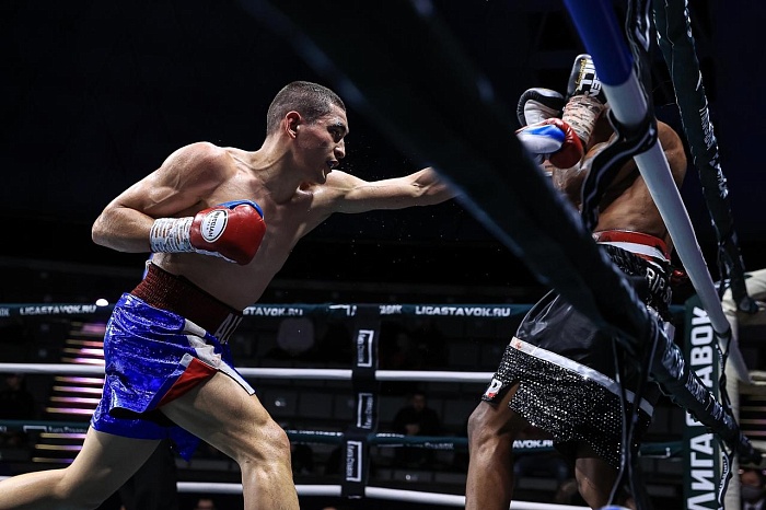 Африканца послал в тяжелый нокдаун