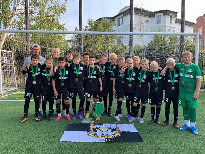 Челябинская футбольная команда взяла финальное золото в Тюмени, а хозяева выиграли бронзовые награды