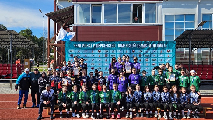 В Боровском девушки сыграли в лапту