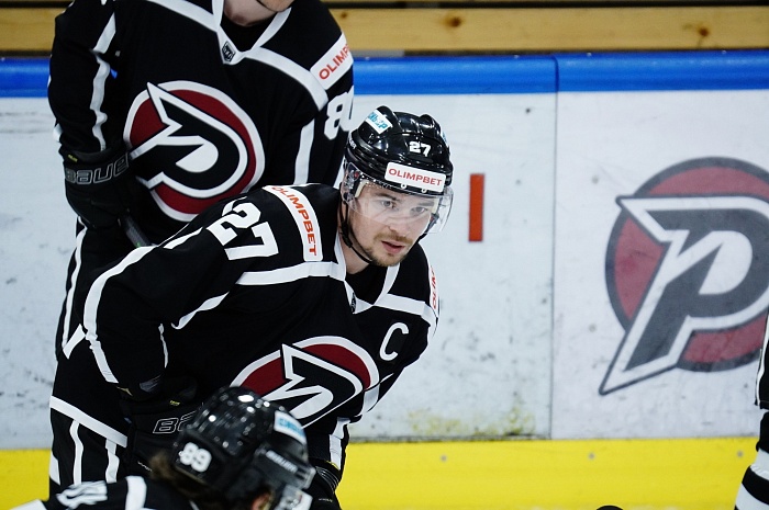 Нападающий хоккейного клуба «Рубин» Денис Давыдов: «Иногда мы ходим с партнёрами на футбол»