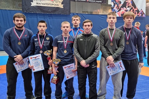 Тюменские борцы завоевали шесть медалей в Магнитогорске