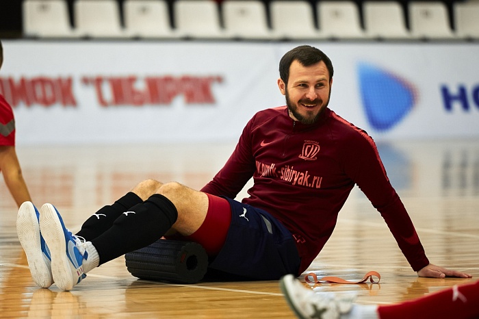 Покер Ивана Бахура и хет-трик Давида Асланяна принесли победы «Газпромбанку» в чемпионате Тюмени по мини-футболу