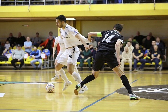 Алекс убегает от Артёма Антошкина