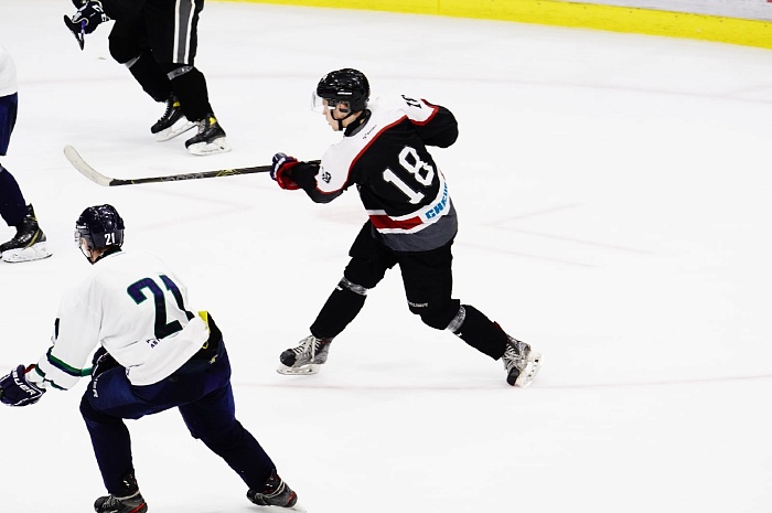 Первую шайбу молодёжной хоккейной команды «Тюменский Легион» в межсезонье забросил нападающий Захар Лазутин