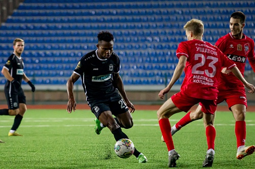 Игрок футбольного клуба «Тюмень» Оливье Кенфак сбежал из отеля, чтобы пойти на свидание