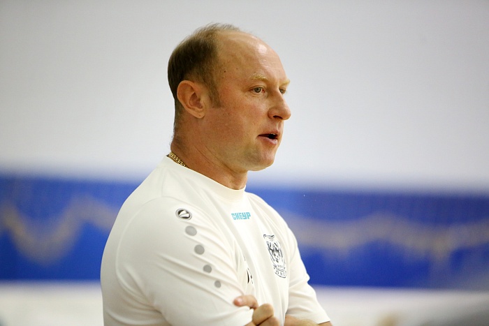 Главный тренер мини-футбольного клуба «Тюмень» Денис Абышев: «Одна голова хорошо, а четыре ещё лучше»