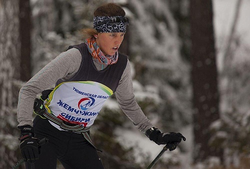 Испанская биатлонистка Виктория Падьяль Эрнандес и лыжница из Австралии Сара Слаттери тренируются в Тюмени