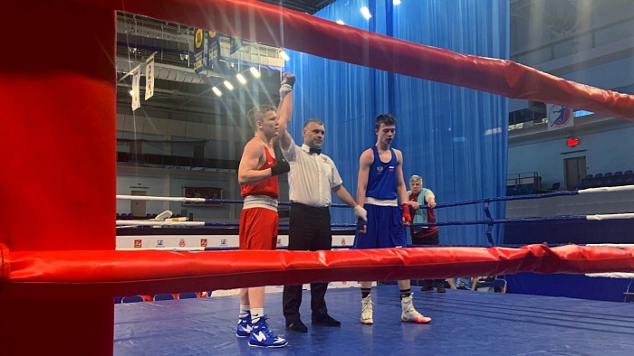 Тюменец Антон Сватов уверенно выступает на первенстве России по боксу в Чехове