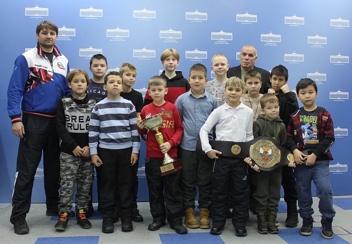 Евгений Божко с воспитанниками на экскурсии в музее бокса в Тюменской областной думе