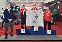 В Грузии завоевал награды в жиме и троеборье