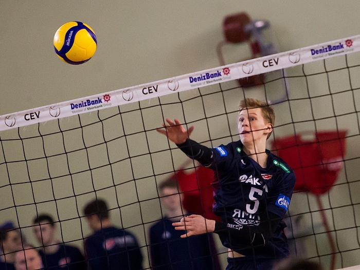 «Факел» стал единоличным лидером