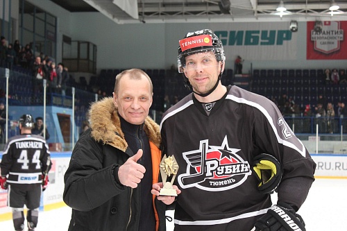 Дениса Ячменева наградили за 500 матчей в составе тюменского клуба