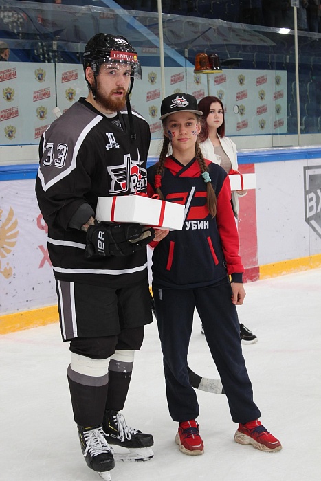 Болельщики подбодрили рубиновцев подарками