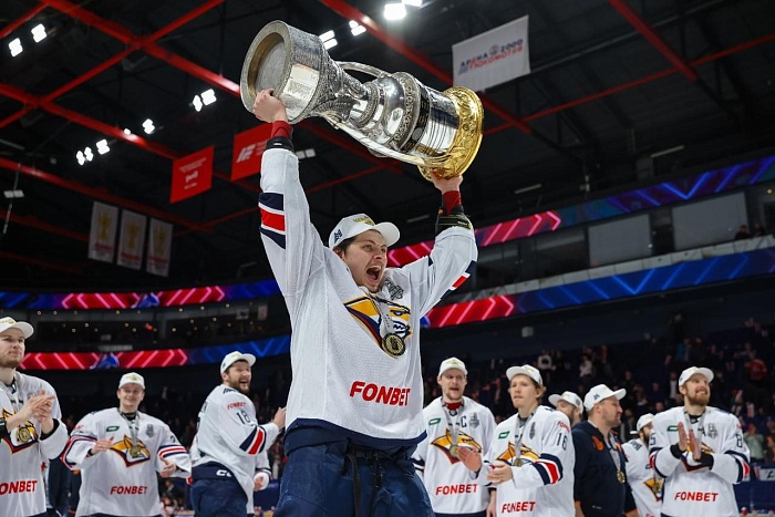 Хоккейный детский тренер Дмитрий Саенко: «Артём Минулин прислал свою фотографию с Кубком Гагарина»