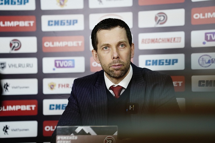 Главный тренер хоккейного клуба «Рубин» Денис Ячменёв: «Команды шагают по турнирной таблице вверх-вниз: так легко не оторваться»