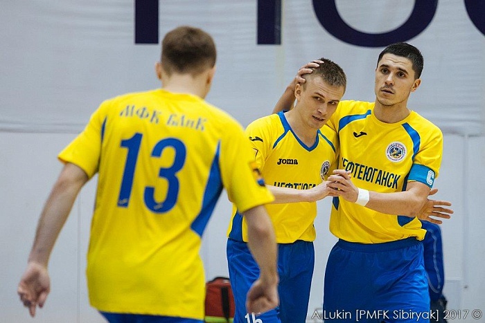 Нефтеюганцы преследуют лидера