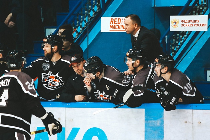 Бывший главный тренер тюменского хоккейного клуба «Рубин» Михаил Звягин может остаться без плей-офф