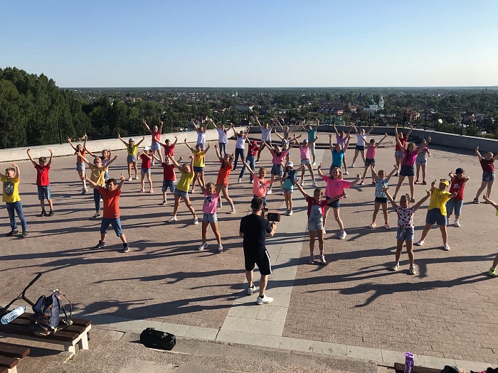 Призеры посвятили лету бодрый танцевальный клип