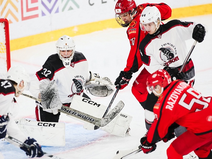 Молодёжная хоккейная команда «Тюменский Легион» спасовала перед накатом «Авто»