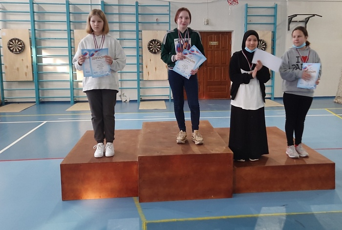 Тюменские школьники сыграли в дартс