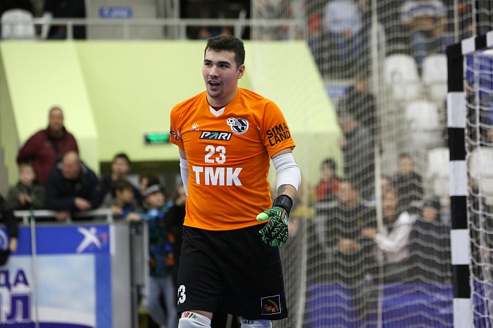 Вратарь мини-футбольного клуба «Синара» Кирилл Яруллин: «Появился лёгкий мандраж, когда увидел эту толпу: я пытаюсь подсказать парням, но вообще ничего не слышно»