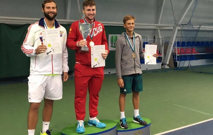 Тюменец не оставил шансов на родном корте