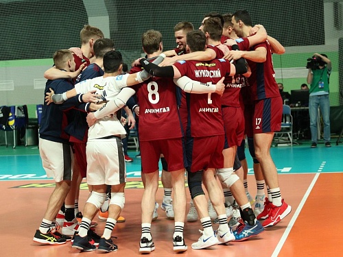 Соперник «Факела» победил аутсайдера и лидера