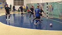 Шесть мини-футбольных команд спорят за медали областных зимних сельских игр