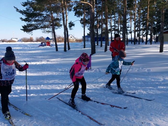 На лыжи встали дошколята