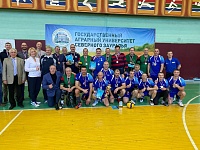 Команда Казанского района выиграла турнир по волейболу среди ветеранов памяти Виталия Пахомчика