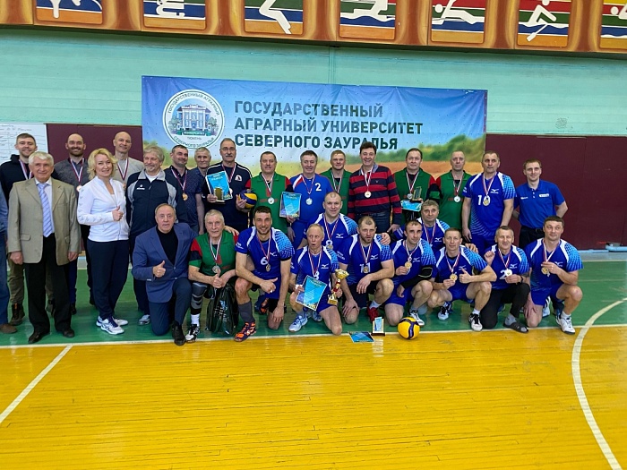 Команда Казанского района выиграла турнир по волейболу среди ветеранов памяти Виталия Пахомчика