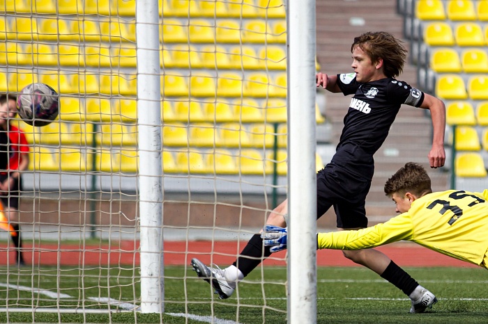 Тюменские футболисты одержали крупную победу в Омске