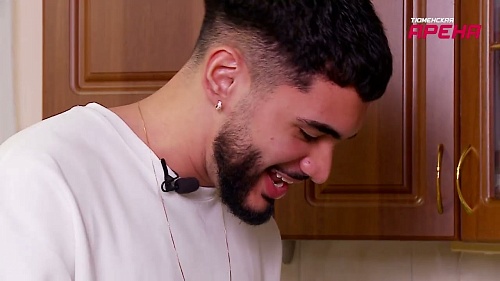 Игрок футзального клуба "Тюмень" Матеус Маркети вместе с мамой печёт блины на Масленицу