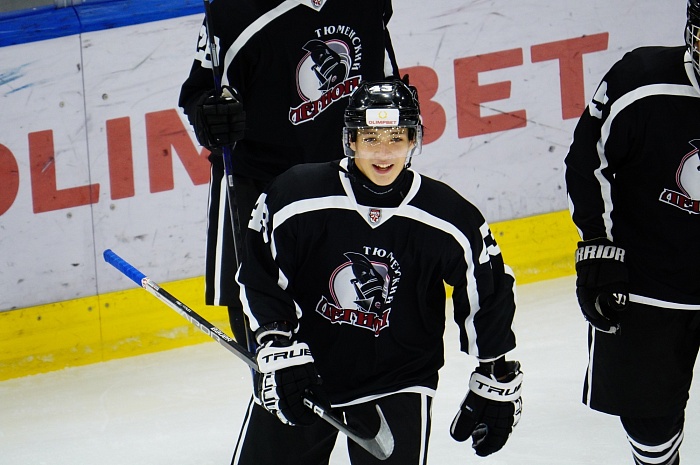 Нападающий хоккейного клуба «Тюменский Легион» Владислав Ларичев: «Нас ждёт домашняя серия из четырёх матчей – будет четыре победы»