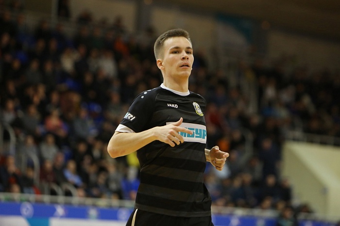 Тренер отделения мини-футбола Центра подготовки спортивного резерва ФК «Тюмень» Александр Лаврись: «Саша Фролов - игрок дерзкий и неординарный, смело бьёт по воротам»