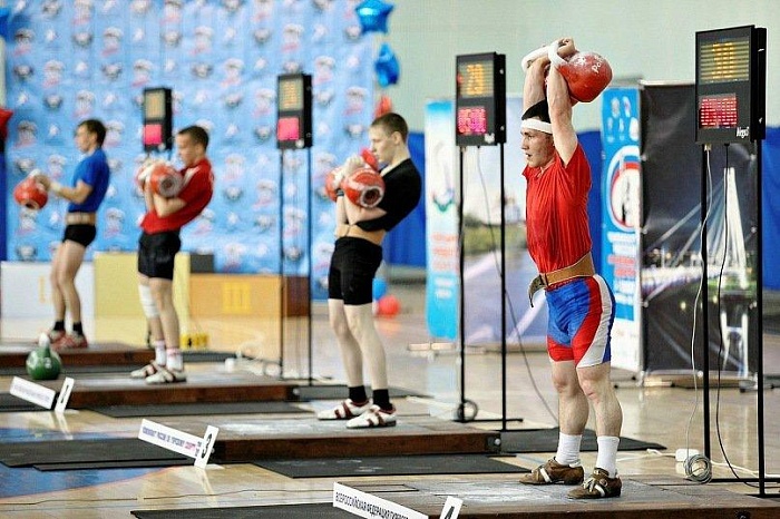 С гирями обновил национальный рекорд