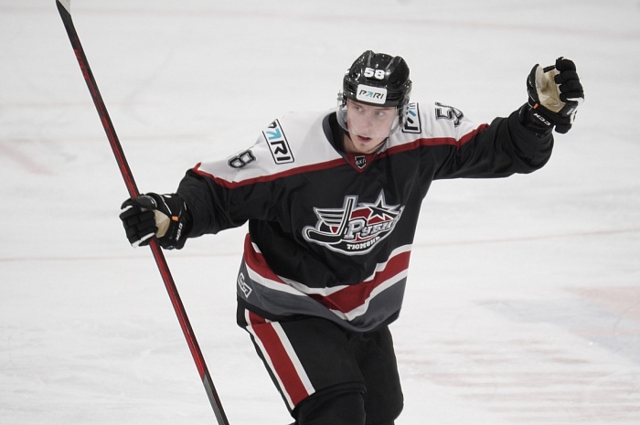 Защитник хоккейного клуба «Рубин» Леонид Лавриненко: «Было приятно увидеть на трибунах плакат от жены»