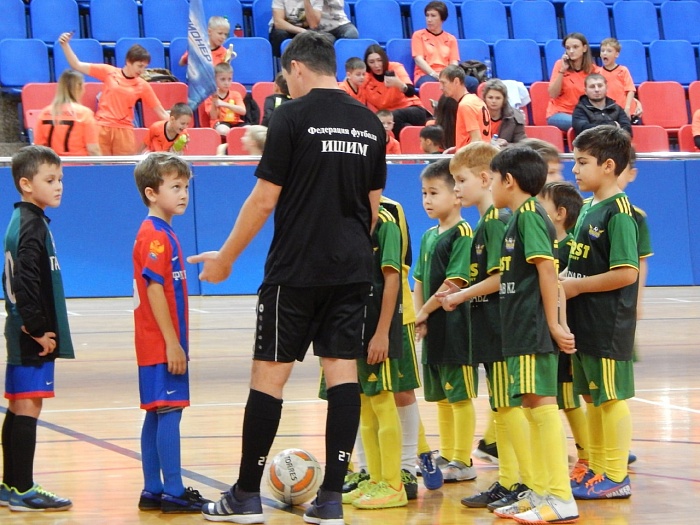 В Ишиме проходит международный юношеский Новогодний турнир по мини-футболу