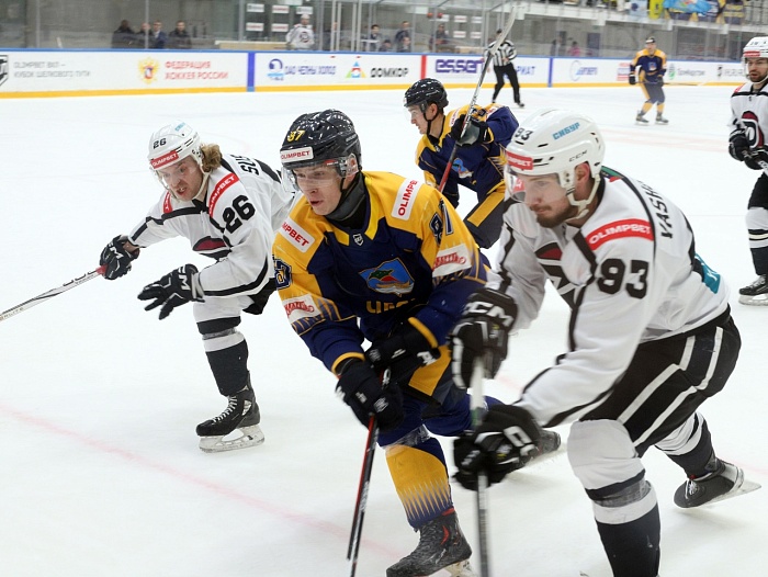 Хоккейный клуб «Рубин» забросил шесть шайб в третьем периоде и победил