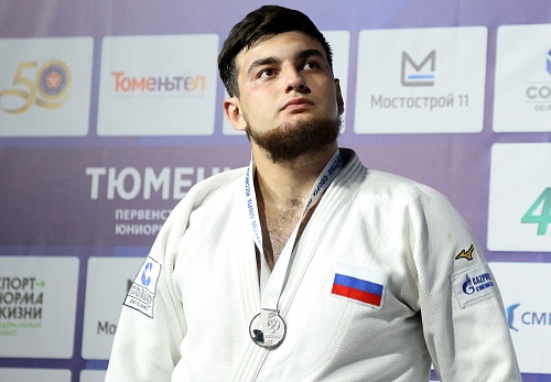 За победу в конкурсе Арена Award 2022 на финишном этапе голосования спорят игрок МФК «Тюмень» Андрей Батырев и дзюдоист Джавад Гусейнов