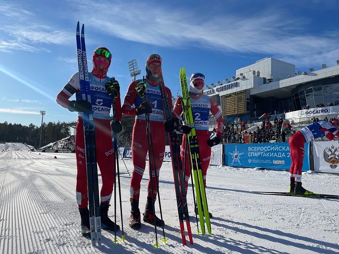 Интрига в лыжном марафоне сохранялась до самого финиша: Александр Большунов с трудом, но всё же взял пятое золото в Тюмени