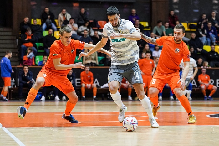 Болезненное поражение мини-футбольного клуба «Тюмень» в Санкт-Петербурге омрачило рекорд Артёма Антошкина